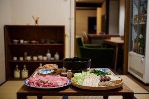 奈良琥珀旅舍的一张桌子,上面放着两盘食物
