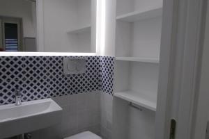 阿特拉尼Domus Claudia的一间带水槽、卫生间和镜子的浴室
