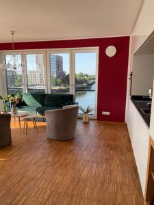 奥尔登堡Penthouse-Wohnung mit Flussblick的客厅配有沙发和桌子