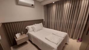 本图贡萨尔维斯VILLA DI TONDO HOUSE - APARTAMENTO ESPETACULAR的一间卧室配有床和带窗帘的窗户