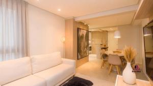 本图贡萨尔维斯VILLA DI TONDO HOUSE - APARTAMENTO ESPETACULAR的客厅配有白色的沙发和桌子