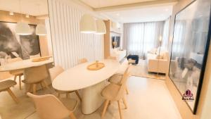 本图贡萨尔维斯VILLA DI TONDO HOUSE - APARTAMENTO ESPETACULAR的客厅配有白色的桌子和椅子