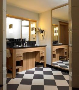 哈姆古特昆普贾斯特隆梅酒店的一间带两个盥洗盆和大镜子的浴室