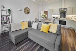 斯卡伯勒Host & Stay - Brooklands Timeless的客厅配有带黄色枕头的灰色沙发