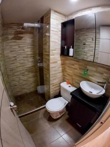 波哥大Cómodo apartamento tipo Loft en centro de Bogotá 5的浴室配有卫生间、盥洗盆和淋浴。