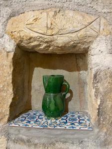 诺托Masseria Usamborgia的绿色的花瓶,坐在石墙上