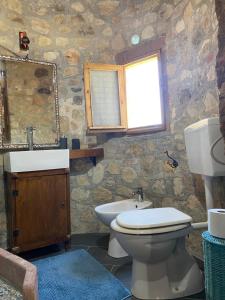 诺托Masseria Usamborgia的一间带卫生间、水槽和镜子的浴室