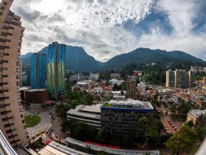 波哥大Cómodo apartamento tipo Loft en centro de Bogotá 5的享有以山脉为背景的城市美景