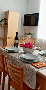 拉韦诺Il Blu di Laveno的一张桌子,上面放两个盘子和一瓶葡萄酒