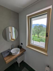 马尔切西内Olivo Luxury Apartments的一间带水槽和窗户的浴室