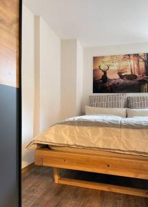 施利尔塞Ferienwohnung Ivanka mit Garten的一间卧室配有一张壁画床