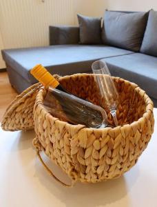 施利尔塞Ferienwohnung Ivanka mit Garten的一张桌子上的一篮子食物,一张沙发
