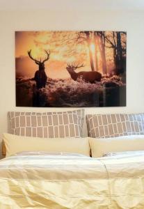 施利尔塞Ferienwohnung Ivanka mit Garten的一张床上墙上的两只鹿的照片