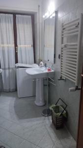 罗马Montagnola House的白色的浴室设有水槽和淋浴。
