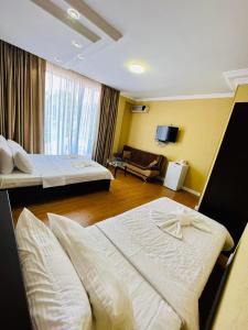 乌雷基奥巴特瑞酒店的酒店客房,设有两张床和一张沙发