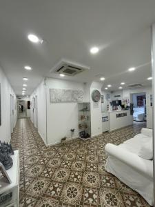 巴塞罗那巴塞罗那新星旅舍的带沙发和瓷砖地板的客厅