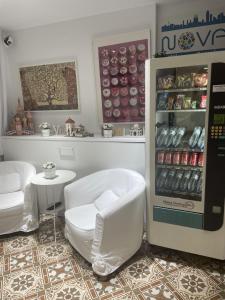 巴塞罗那巴塞罗那新星旅舍的配有冰箱和桌椅的客房