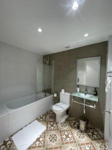 巴塞罗那巴塞罗那新星旅舍的带浴缸、卫生间和盥洗盆的浴室