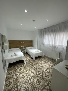 巴塞罗那巴塞罗那新星旅舍的酒店客房带两张床,一层