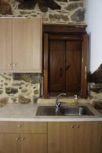 AmigdhalokeFálionAlegria stone house的一个带水槽和石墙的厨房