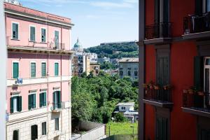 那不勒斯Gravina8 - Rooms in Naples的从两栋建筑中欣赏到城市美景