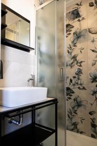 那不勒斯Gravina8 - Rooms in Naples的一间带水槽和淋浴的浴室