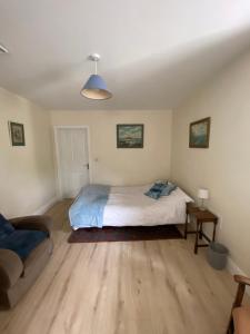 瓦伦西亚岛Geraldine House的一间卧室配有一张床和一张沙发