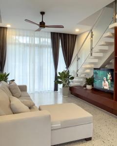贡布The Rivera Kampot的客厅配有白色沙发和电视