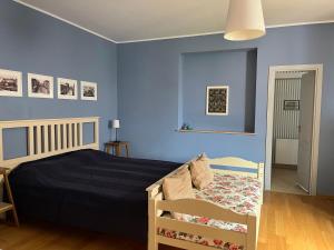 北马马亚-讷沃达里Casa vila ICA的卧室拥有蓝色的墙壁,配有一张床和椅子