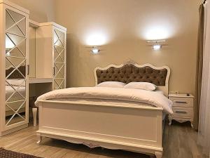 乌宗Garden House Uzungöl的卧室配有一张白色大床和一个衣柜