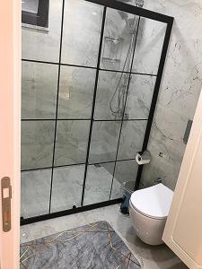 乌宗Garden House Uzungöl的浴室设有玻璃淋浴间和卫生间