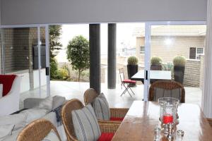 斯瓦科普蒙德Muller's Self Catering - a cozy home from home!的一间带桌子和沙发的用餐室
