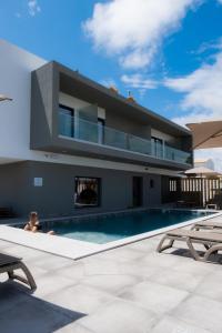 法鲁Ria Formosa Guest House的一座房子前面设有游泳池