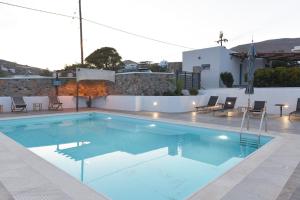 LiaropáFlora's beach and pool villa in Syros的别墅内的蓝色海水游泳池