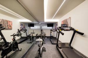 墨西哥城ULIV Parque Lincoln的健身房设有跑步机和健身自行车
