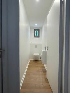 卡布勒通Villa Manita的白色的浴室设有卫生间和水槽。