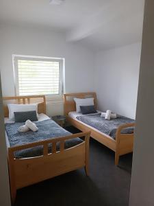马里博尔Apartma FRIGO的两张睡床彼此相邻,位于一个房间里