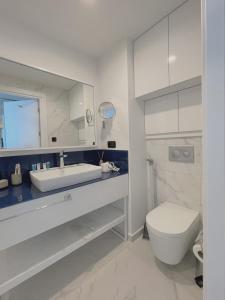 巴统Apartments Black Sea Resort的白色的浴室设有卫生间和水槽。