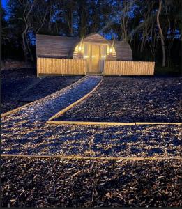 赫尔姆斯利Cliff Stud Retreat - Luxury lodges and cosy cottages的晚在砾石车道上灯的房子