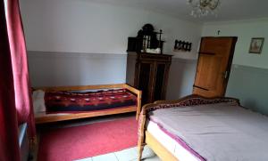 LeśnoŚródziemie Gondor的一间卧室配有一张床和一个梳妆台