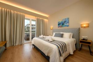 古维亚蒂波诺艺术酒店的一间卧室设有一张大床和一个窗户。