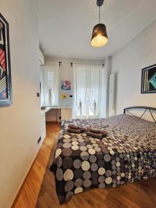 都灵Ana's Place Torino 3的一间卧室,卧室内配有一张大床