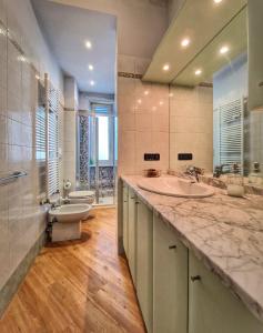 都灵Ana's Place Torino 3的浴室设有2个水槽、卫生间和镜子。