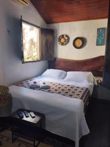 皮雷诺波利斯Dom Jaime - Guest House的一间卧室设有两张床和窗户。