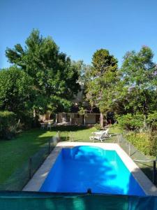 贝拉维斯塔Casa amplia - Pileta y parque的院子里的大型蓝色游泳池