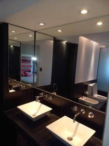 贝拉维斯塔Casa amplia - Pileta y parque的一间带两个盥洗盆和大镜子的浴室