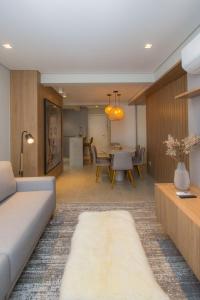 本图贡萨尔维斯Villa di Tondo House II-Lindo apartamento的客厅配有沙发和桌子