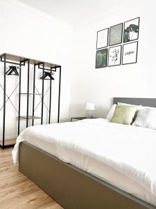 布雷西亚Beno House Brescia的白色的卧室设有一张大床和白色的墙壁