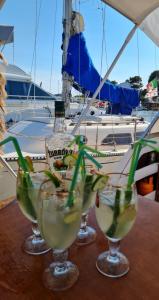 阿尔盖罗LUPA - La flotta di Willy Giò的桌子上三杯马提尼酒杯,船上有一只