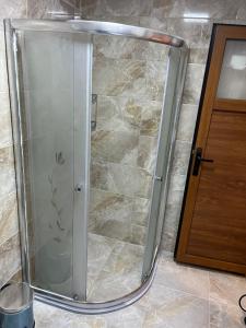 ÇaykaraESPİRA APART的浴室里设有玻璃门淋浴